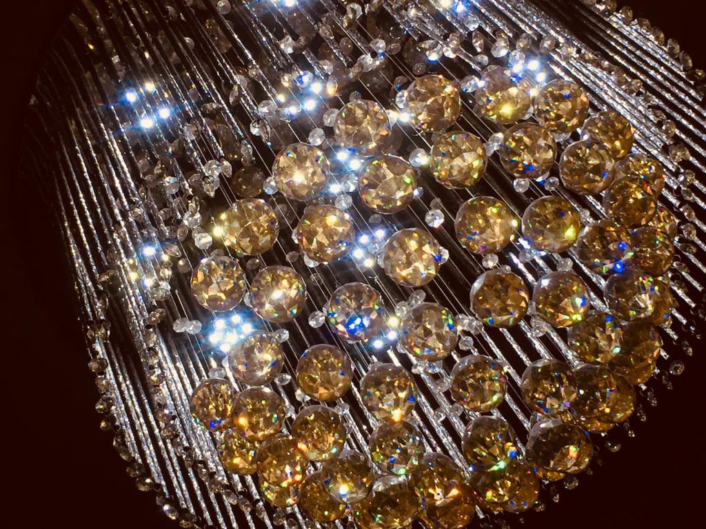 NaicLuzville Residences C10的装满许多金色珠宝的吊灯
