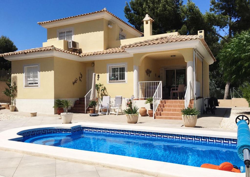 TibiPinada del Rio Villa, Alicante的别墅前设有游泳池