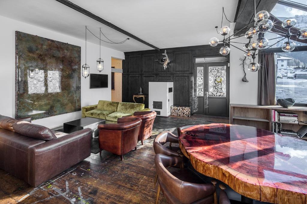 塞尔瓦迪加尔代纳山谷Artefugium Atelier - Apartments的客厅配有桌子和皮椅