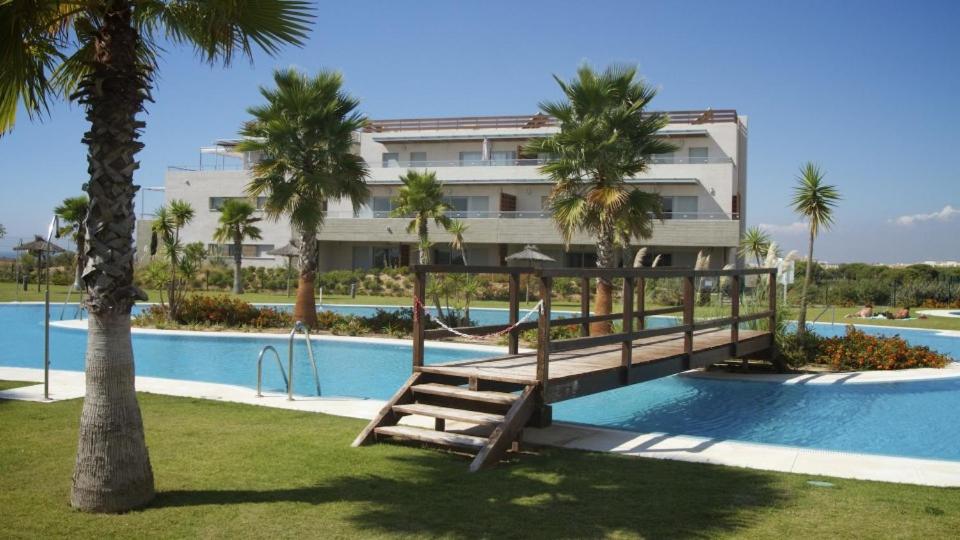 厄尔-汝姆披多Apartment Altos Del Rompido的一座带游泳池和大楼的度假村