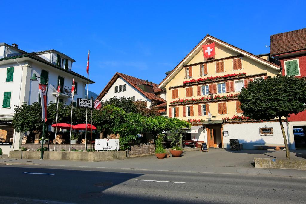 Alpnach阿尔卑纳赫兰德斯托付施鲁塞尔宾馆的一条街道上,有一座建筑的十字架