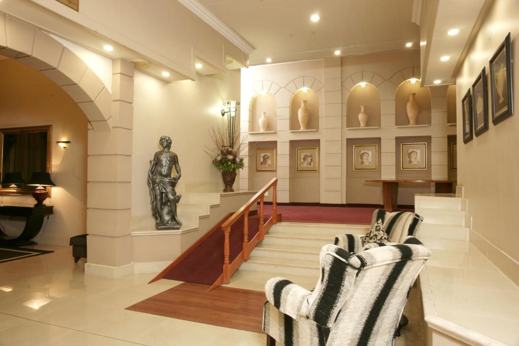 约翰内斯堡阿波罗大酒店的大厅,在建筑中心设有雕像