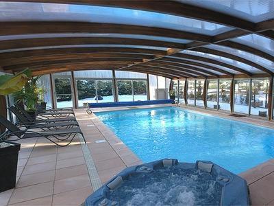 埃姆布能Logis Hotel-Restaurant Spa Le Lac的大型建筑中的大型游泳池