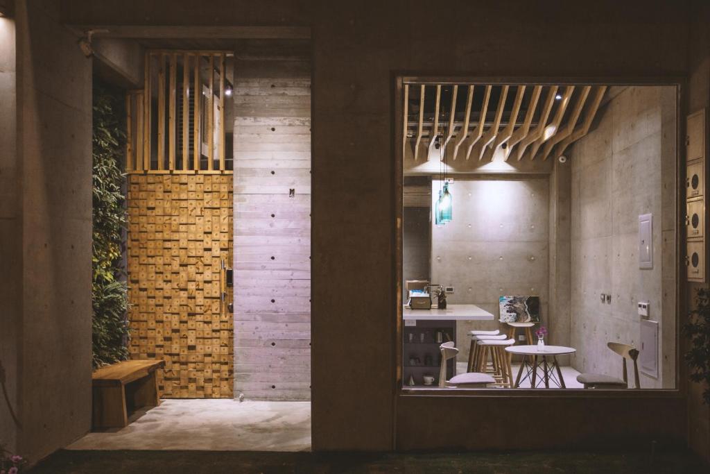车城墾丁 住在Zhuzai的客房设有带桌椅的走廊