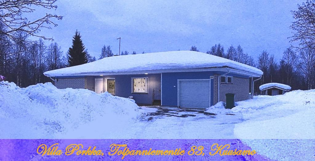 库萨莫Villa Porkka的屋顶上积雪的小房子