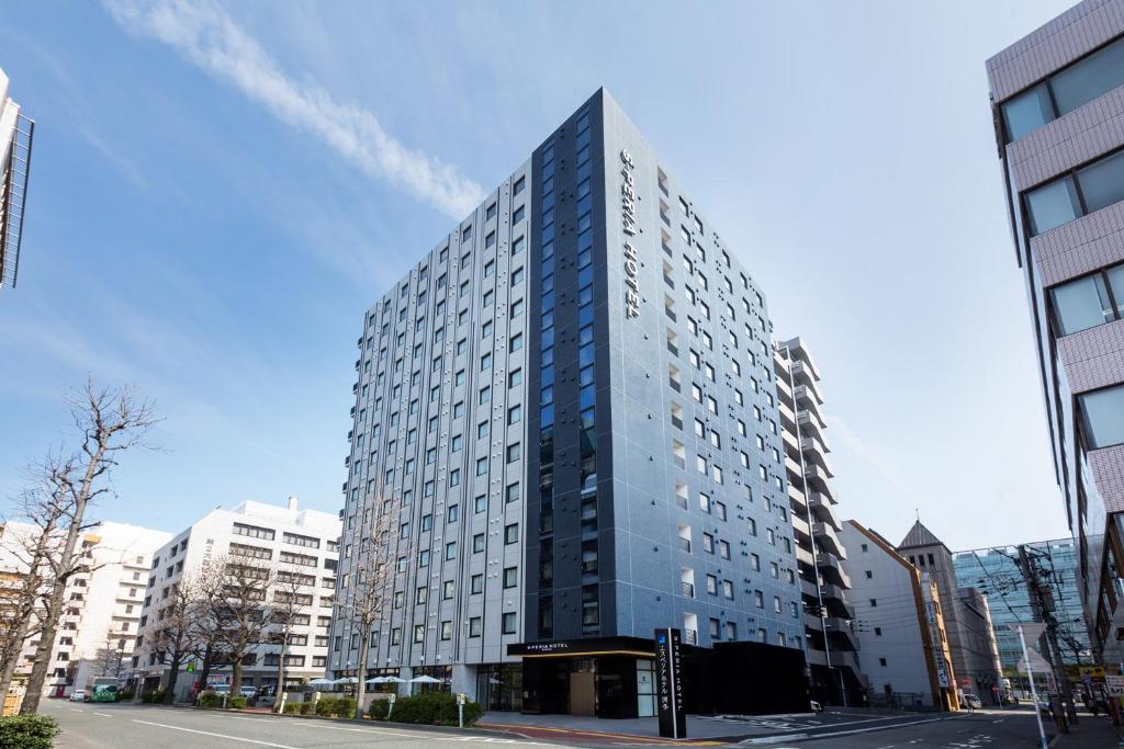 福冈博多海斯派瑞拉酒店的城市街道上一座高大的建筑,有建筑