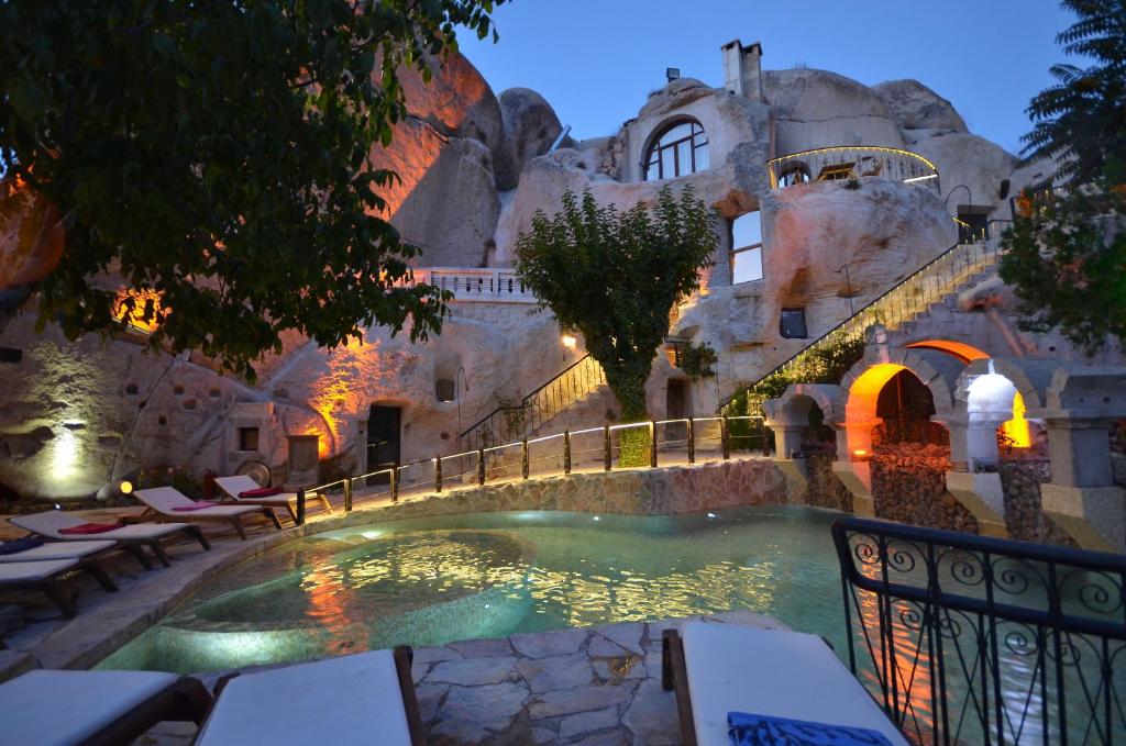 Cappadocia Gamirasu Cave Hotel内部或周边的泳池