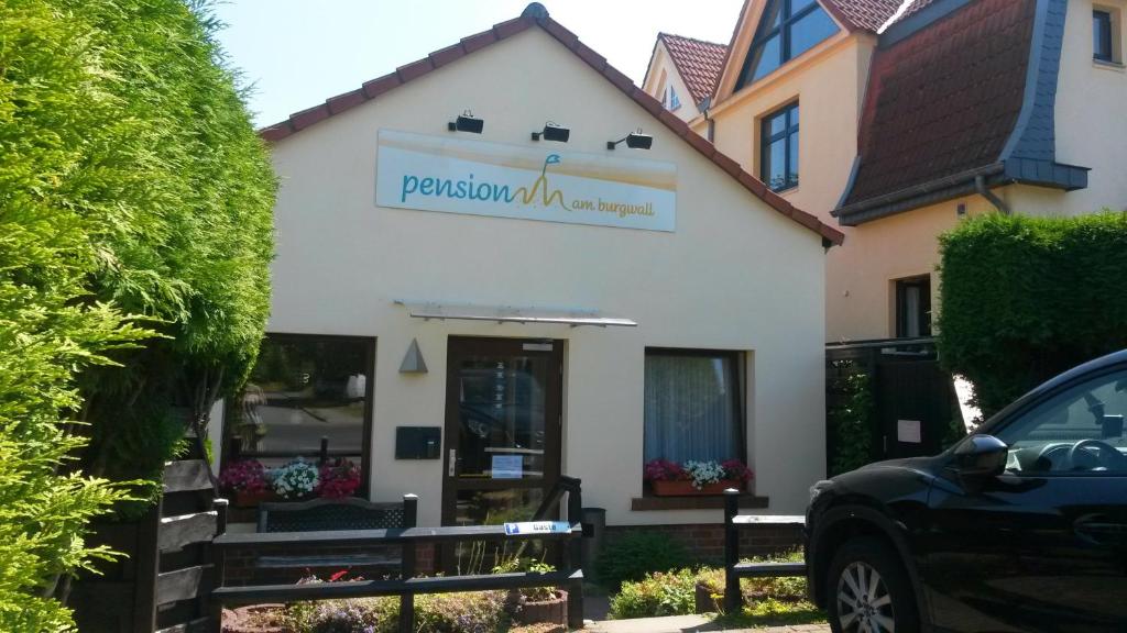 维斯马Pension am Burgwall的前面有标志的建筑