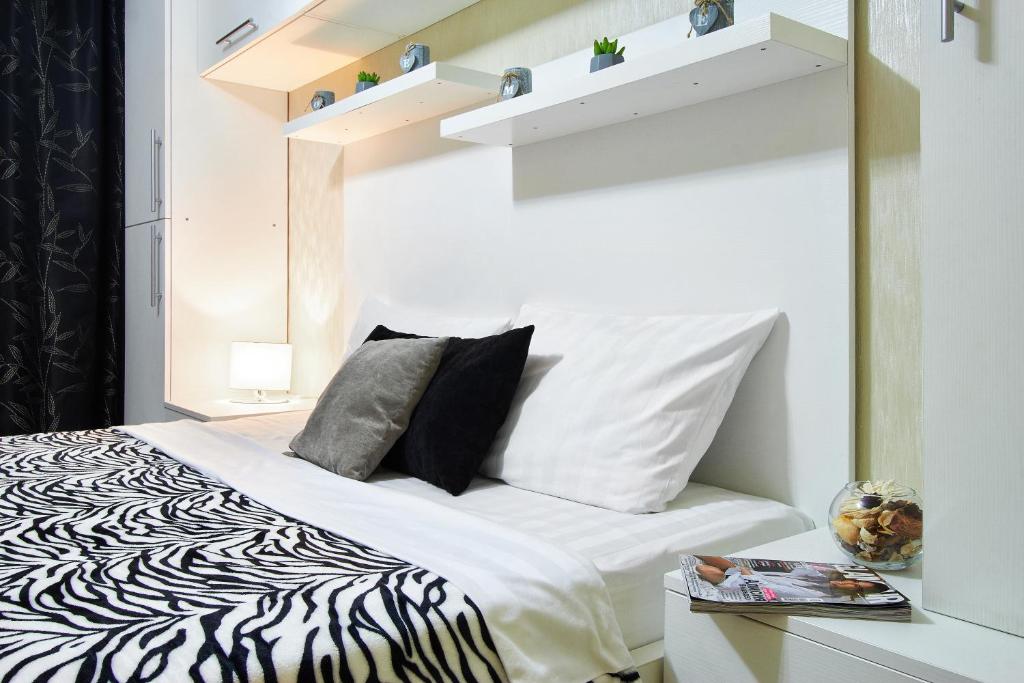 戈梅利PaulMarie Apartments on Kozhara的一间卧室配有一张带镜子的斑马图案床