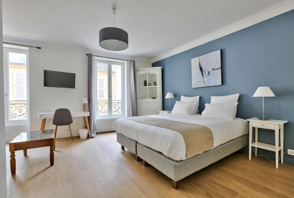 巴黎克罗斯奥利维亚住宿加早餐旅馆的一间卧室配有一张带蓝色墙壁的大床