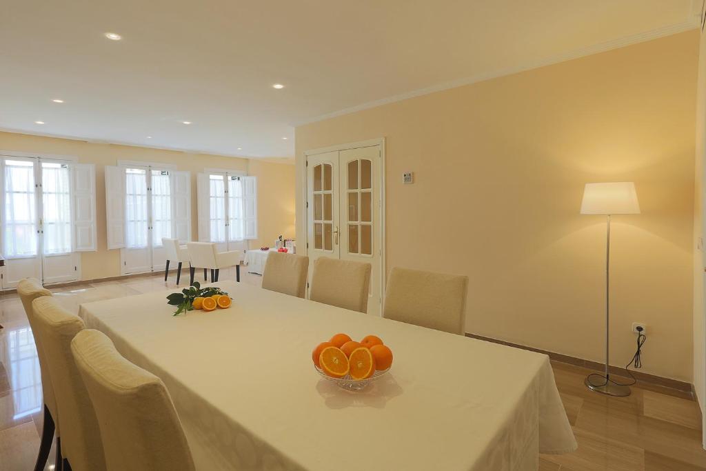 塞维利亚Epicenter的一间用餐室,配有一张橙子桌子