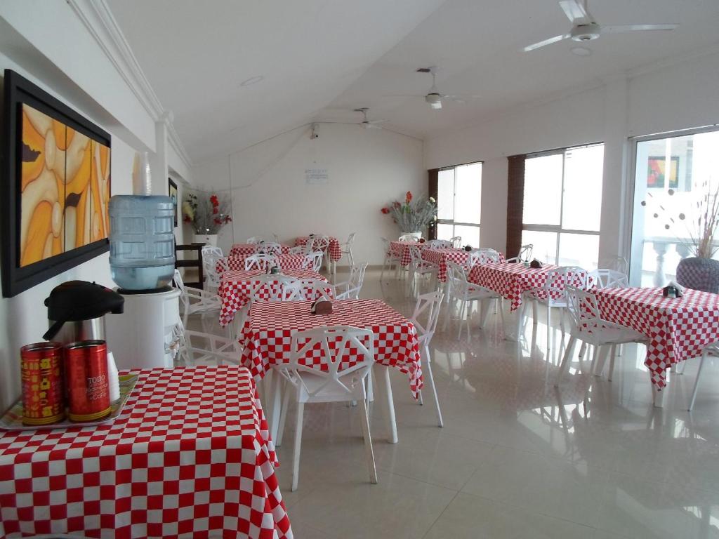 吉拉尔多特桑巴酒店的一间设有红色和白色桌椅的用餐室