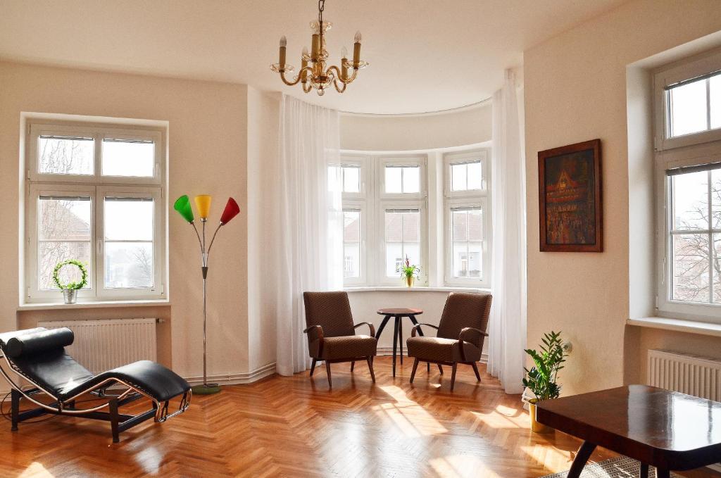 霍多宁Apartmán u Masaryka的客厅配有桌椅和窗户。