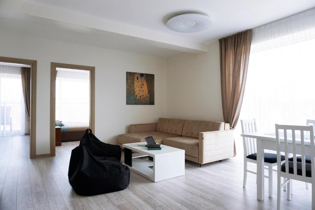 比尔什托纳斯Ąžuolo apartamentai的客厅配有沙发和桌子