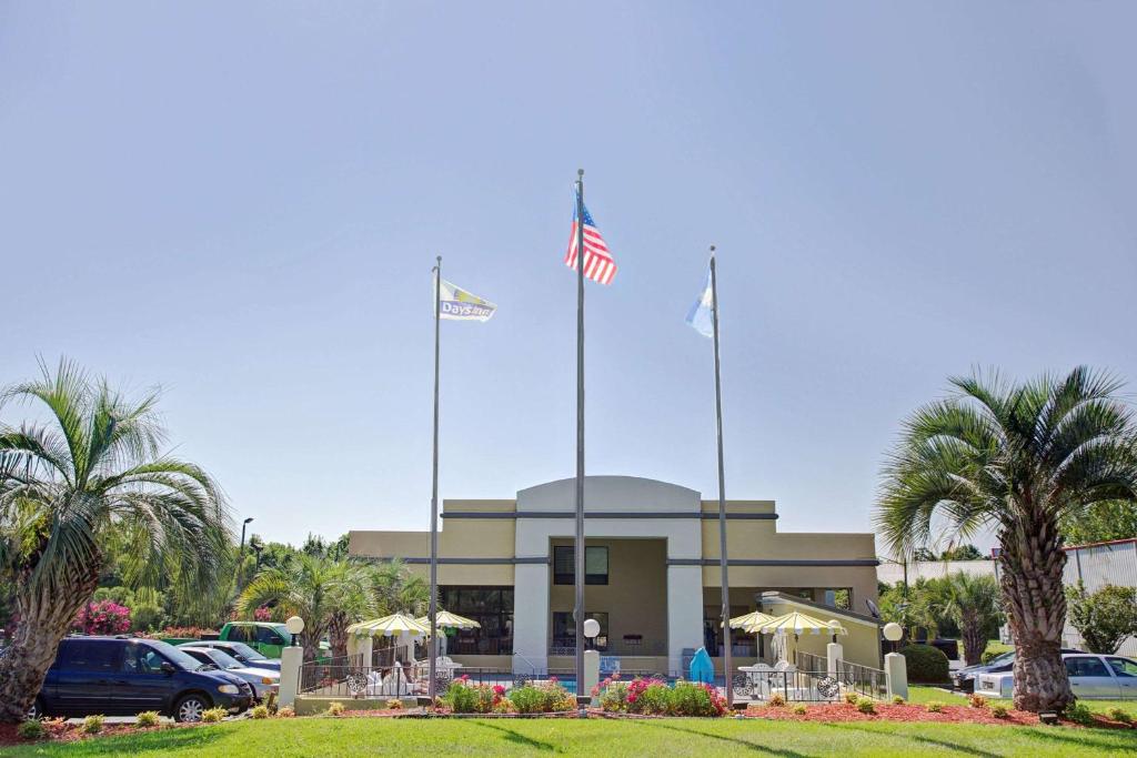 莱德森莱德森戴斯酒店的两面美国国旗在建筑物前飞