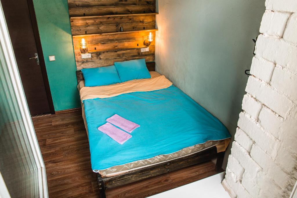 伊尔库茨克蒙他纳旅舍的一张带蓝色床单和蓝色枕头的小床