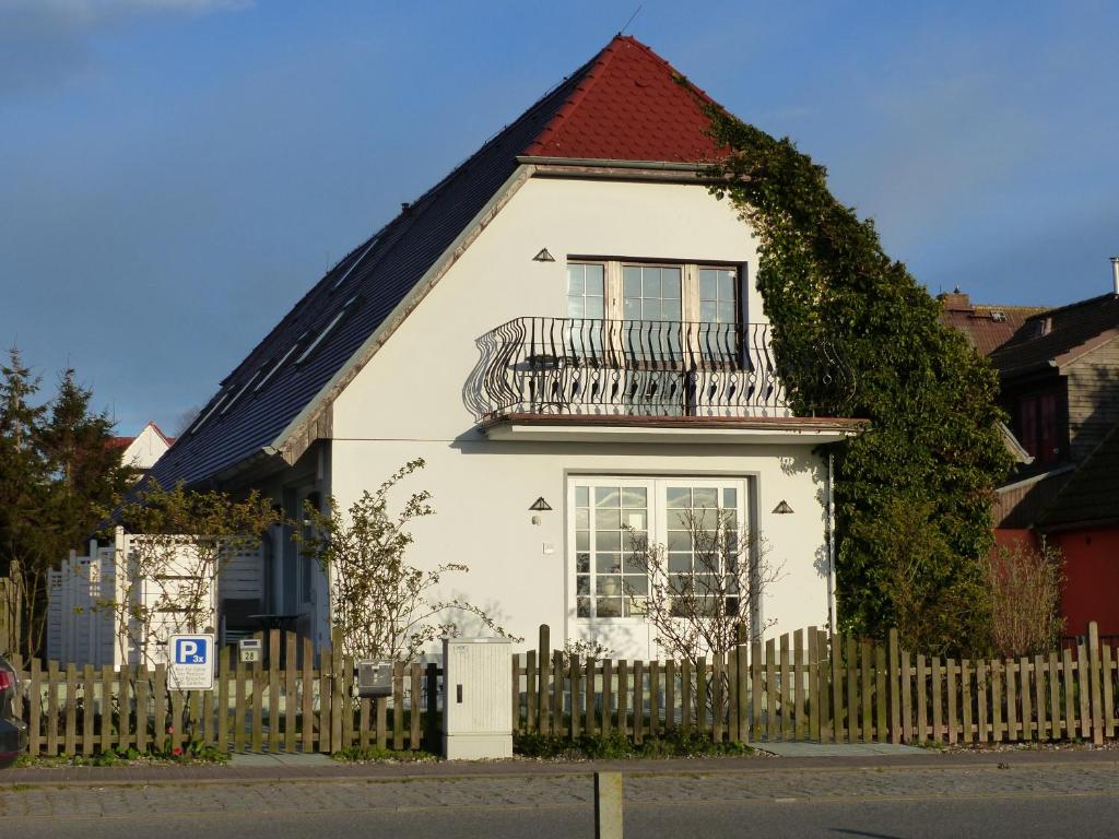 蒂索Ferienwohnung AHOI Thiessow的前面有栅栏的白色房子