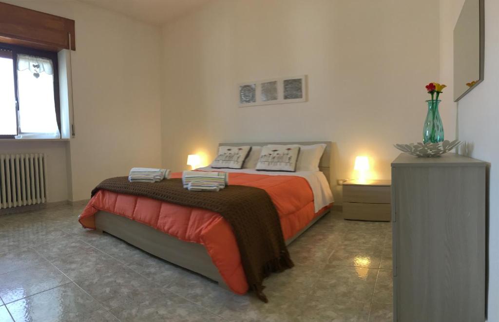 迪亚曼特Parco Adamantina di Fronte al Mare的一间带2张床的卧室,位于带2盏灯的房间
