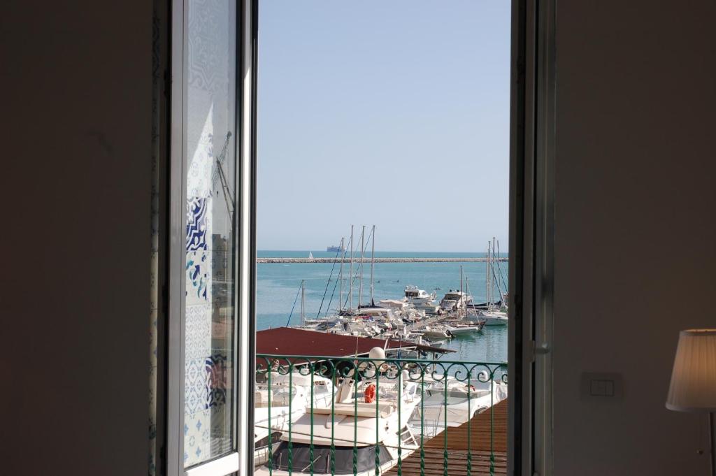 萨莱诺Relais Mareluna - Luxury Apartments的享有码头和水中船只的景色