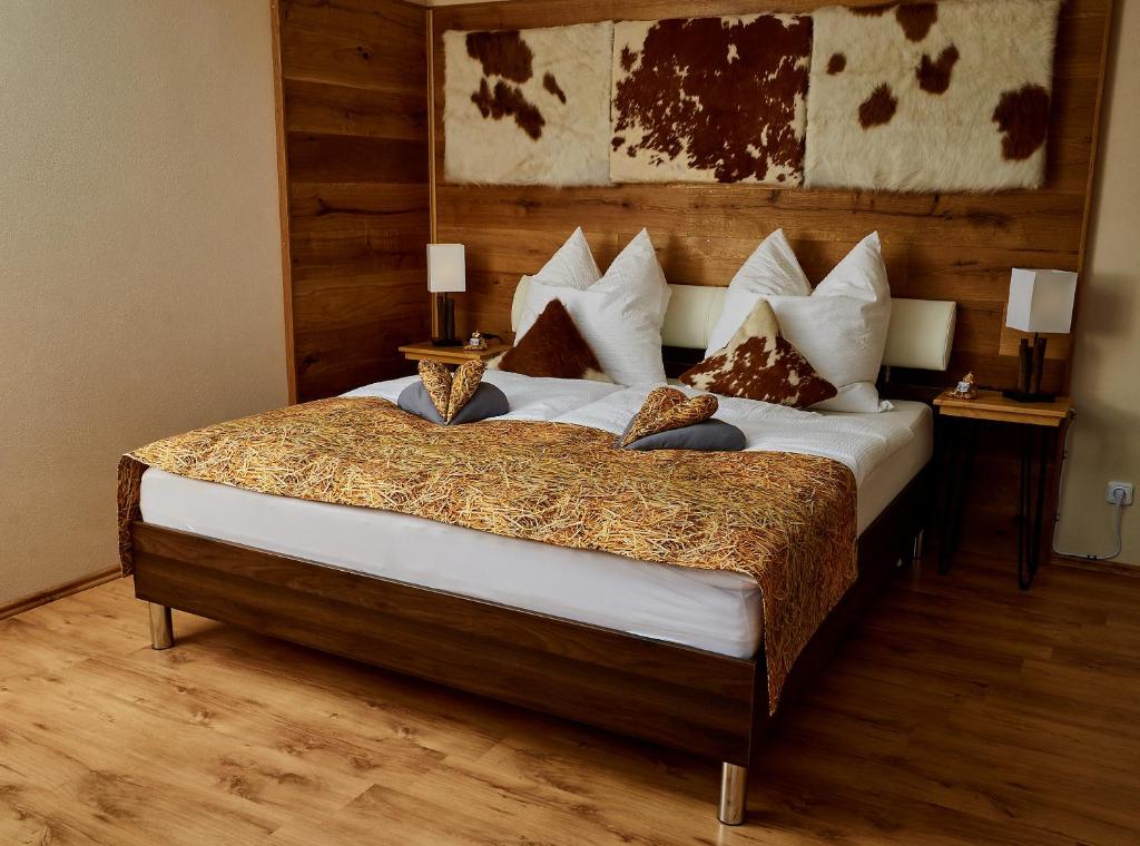 巴特科尔格鲁布Hörnlestubn的卧室配有一张带白色床单和枕头的大床。