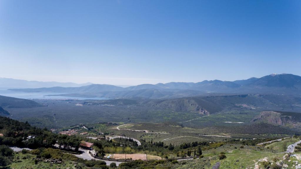 特尔斐delphi villa Terracotta的享有远处山谷和山脉的美景