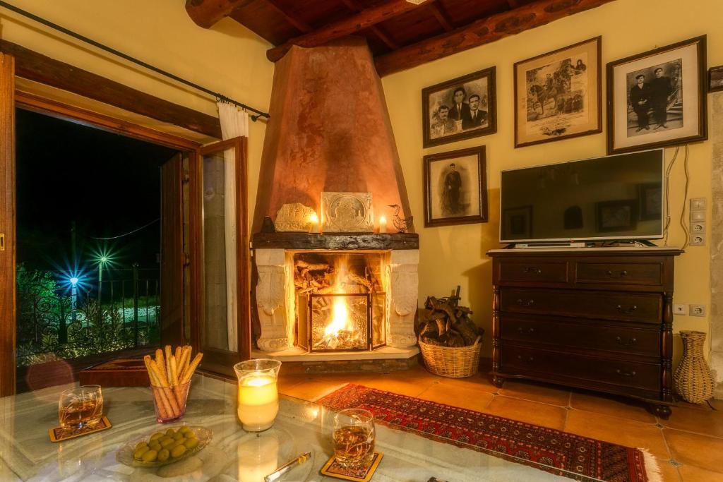 ThérisonIfigenia Theriso Village的客厅设有壁炉和电视。
