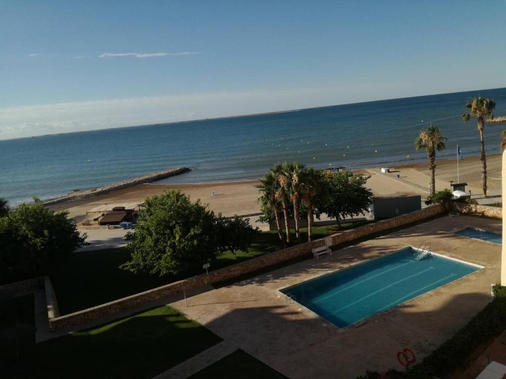 圣卡洛斯拉腊皮塔Atico primer linea de mar con piscina en EbreHogar的享有游泳池和海滩的景色
