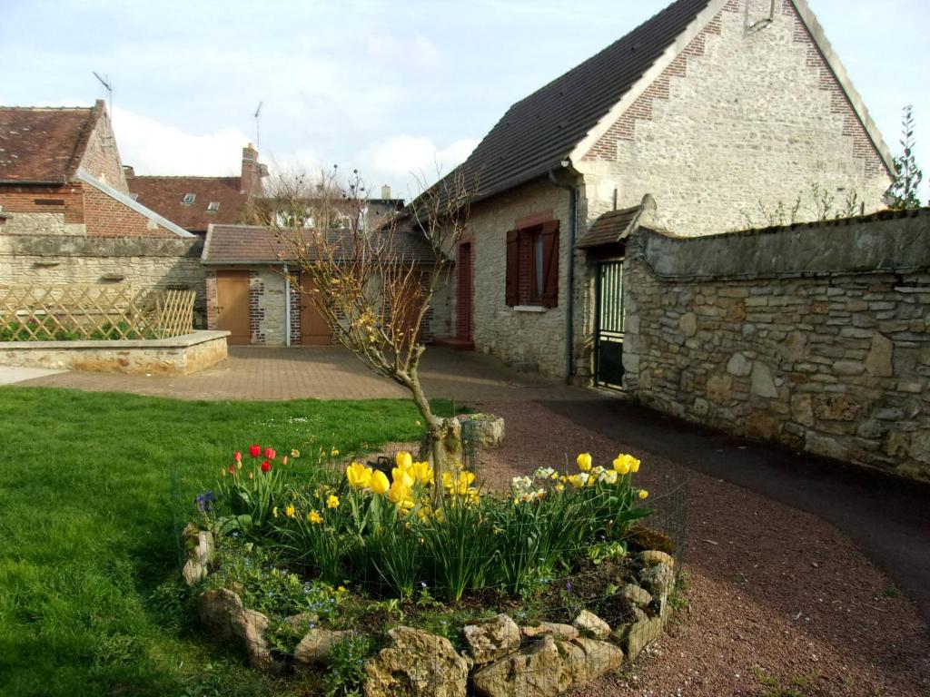 CressonsacqGîte à la campagne的花卉石屋前的花园