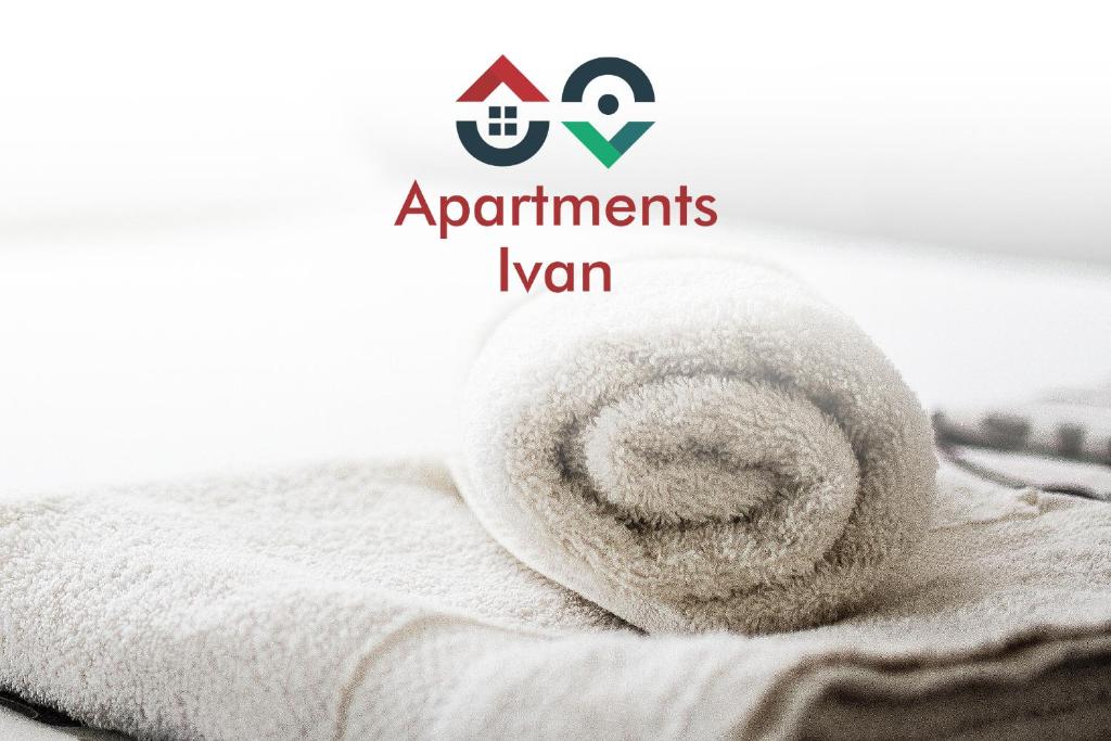 尼什Apartments Ivan的毛巾上方的毛巾