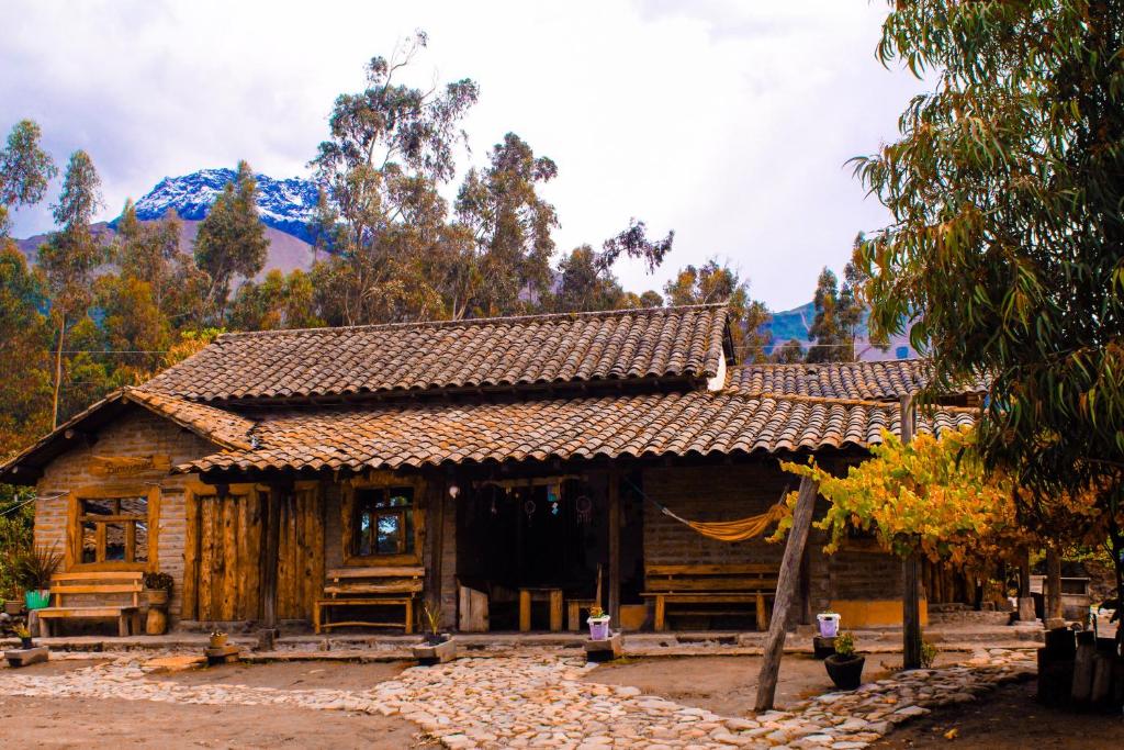 奥塔瓦洛El Tio Hostal的一座小木房子,背景是一座山