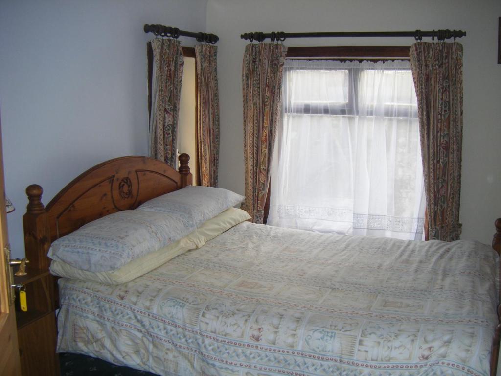 丁格尔凯尔方腾民宿的一间卧室设有一张床和一个窗口