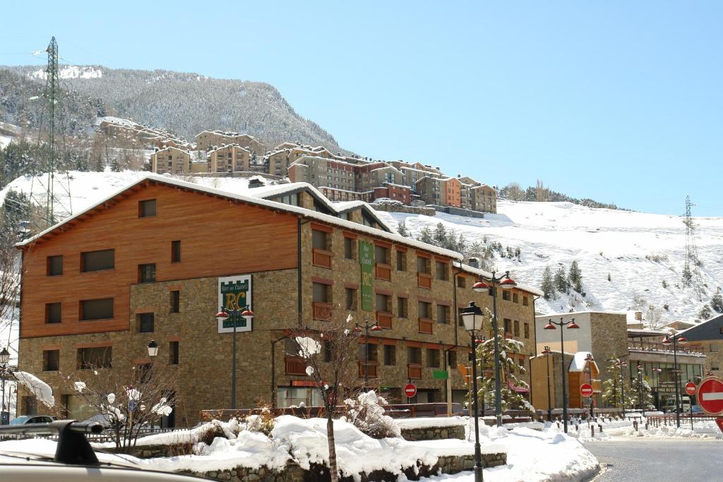 卡尼略Apartamentos Turísticos Roc Del Castell的山上积雪的建筑