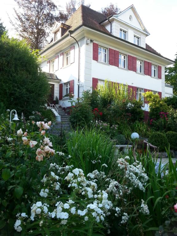 NiedereschachB&B Rosenliebe的鲜花屋前的花园