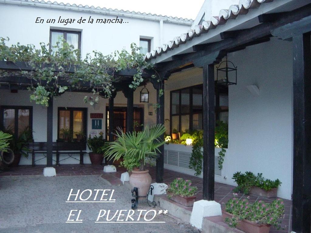 普埃尔托拉皮塞港口酒店的享有酒店外景,种植了盆栽植物