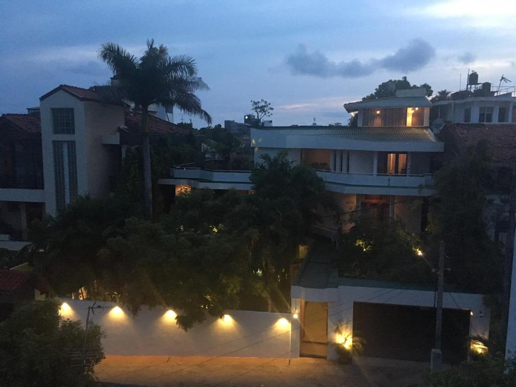科伦坡Silvikris Villa的享有带灯的建筑的夜景