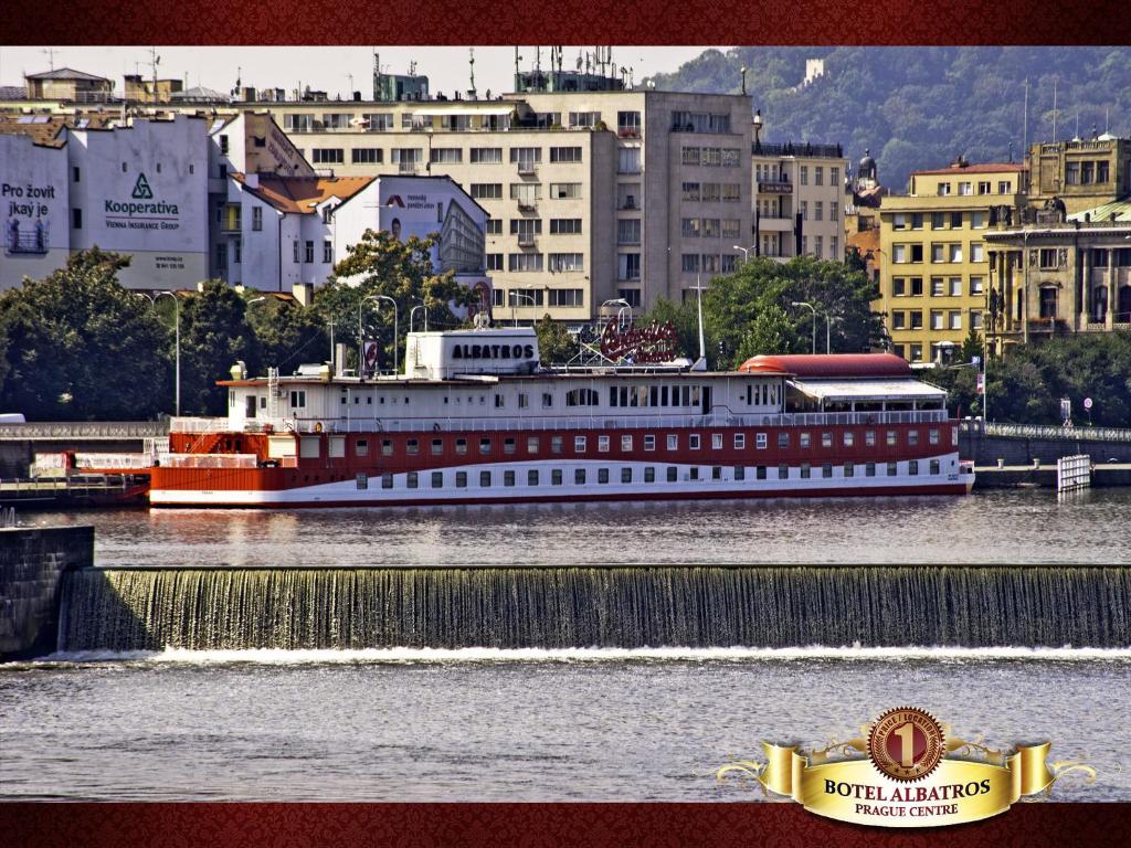 布拉格博特尔阿巴托斯酒店的城市水中一艘大船