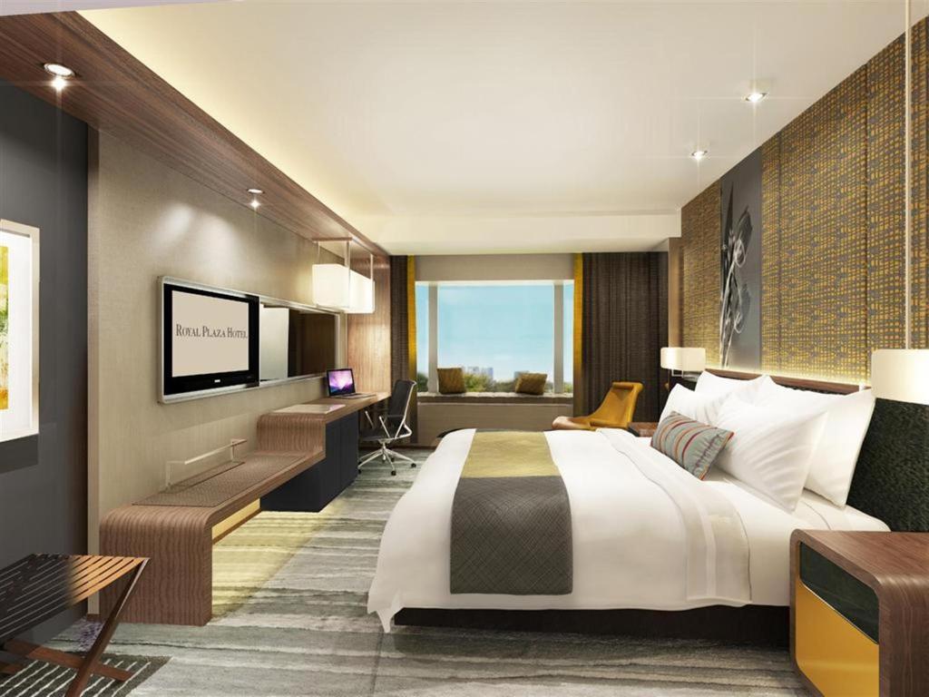 香港帝京酒店的酒店客房设有一张大床和一张书桌。