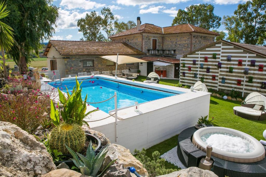 塔尔奎尼亚瑙曼尼别墅酒店的一座房子的院子内的游泳池