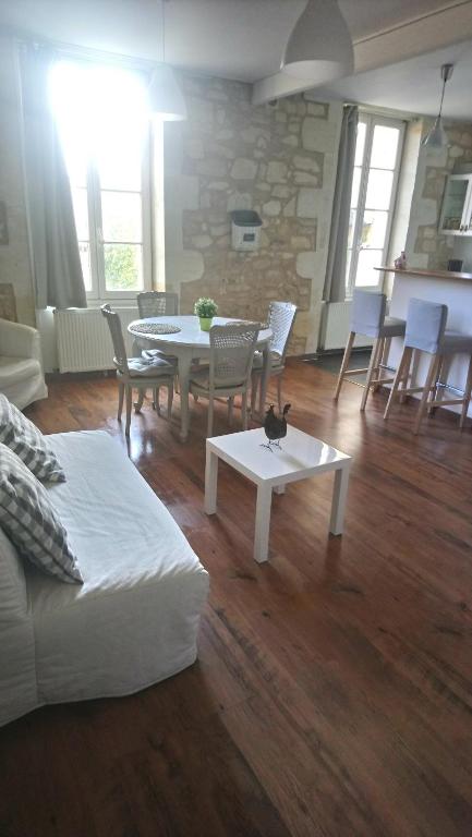 布莱Entre Estuaire et Citadelle的客厅配有沙发和桌椅