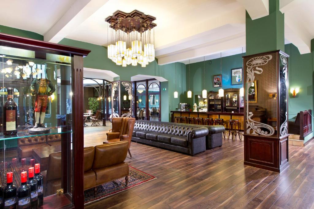 卡塞尔特里普温德姆卡塞尔城市中心酒店的一间带沙发和吊灯的酒吧