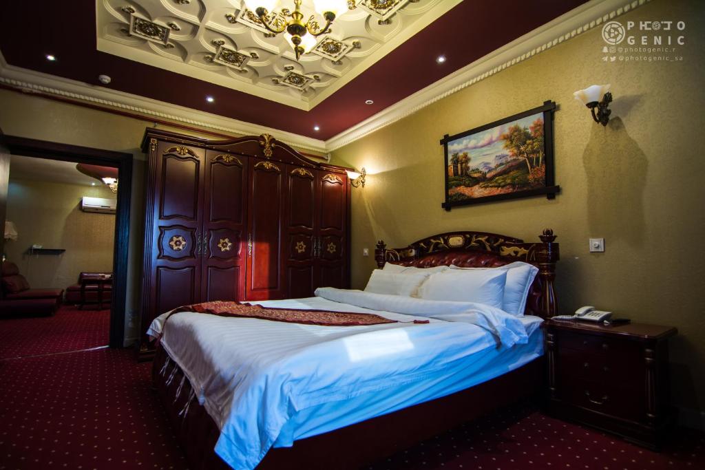拉比格Rabigh Tower Hotel的一间卧室配有一张床和一个吊灯