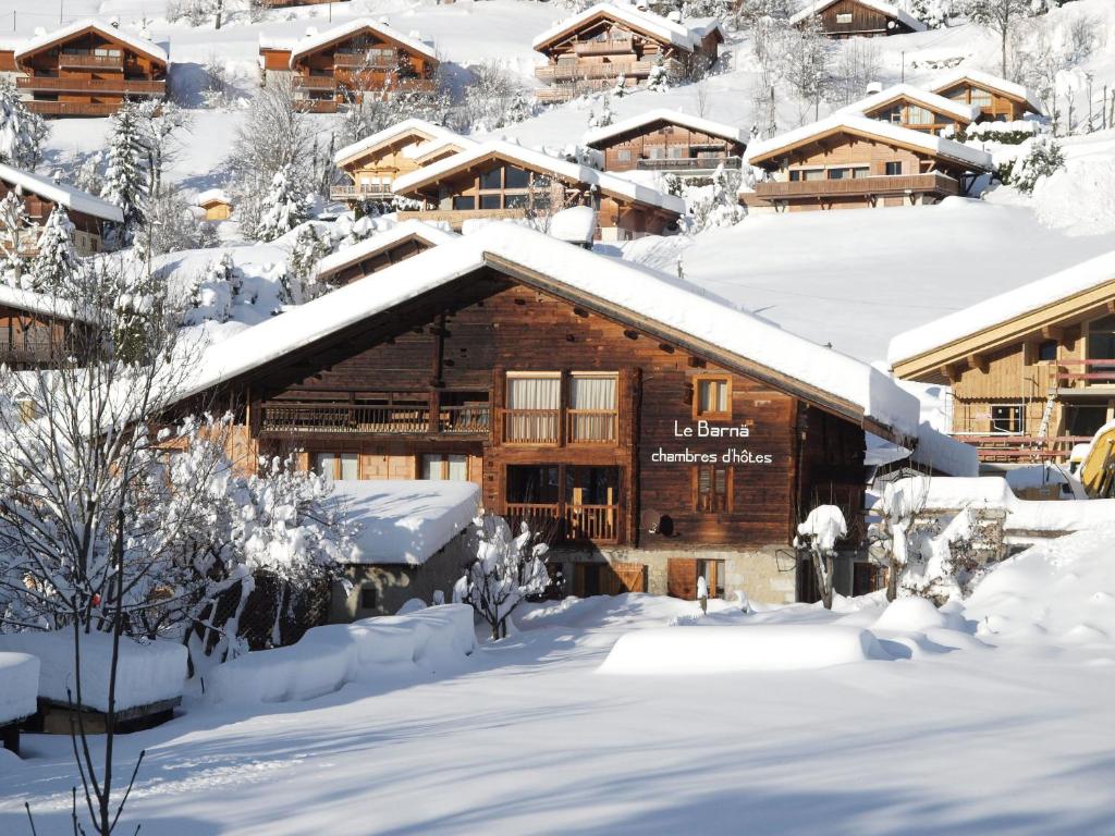 拉克吕萨勒巴纳住宿加早餐旅馆的小木屋被雪覆盖