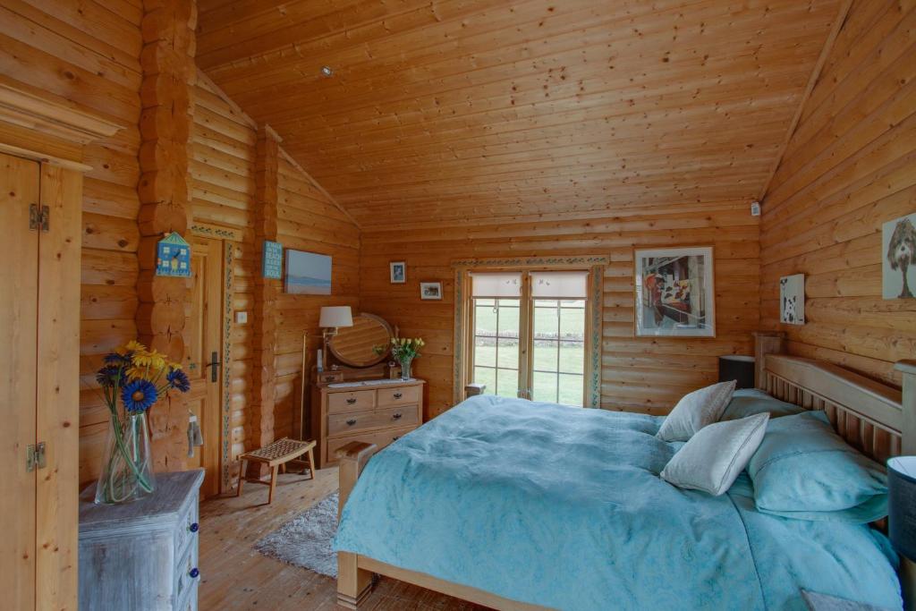 阿布罗斯Balnabrechan Lodge的小木屋内一间卧室,配有一张床