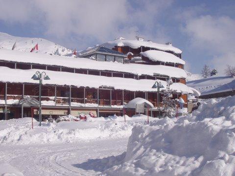 塞斯特雷Il Fraitevino hotel bed & breakfast的积雪覆盖的建筑物