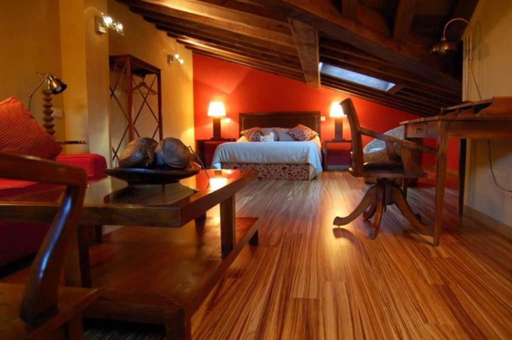 洛索亚河畔布伊特拉戈Estrella rural casa rural en la Sierra de Madrid的客房设有带一张床和一张桌子的卧室