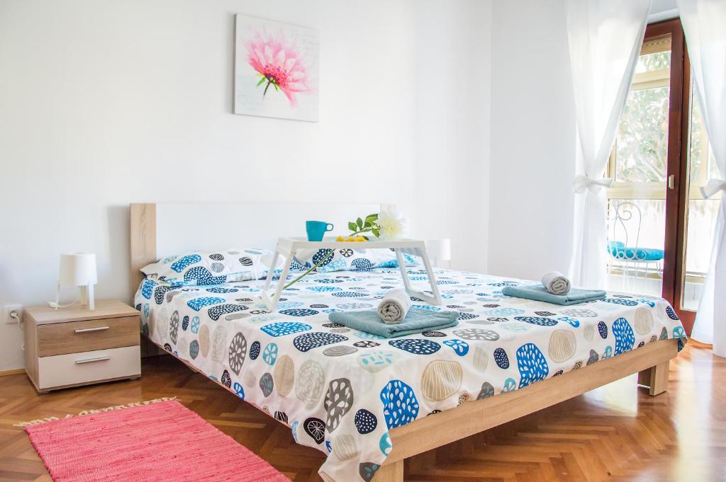 乌马格Apartment Family Time的一间卧室配有一张带蓝色和白色棉被的床