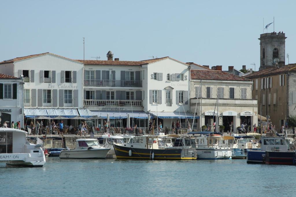 圣马丹德雷科罗娜酒店的一群船停靠在港口,有建筑物