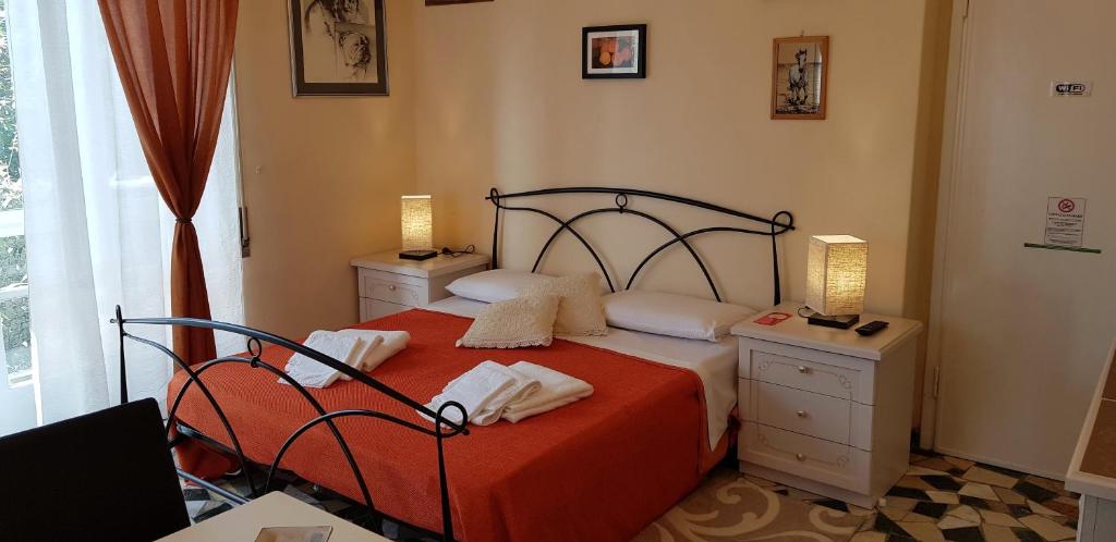 利多迪卡马约雷乐米迪维西里亚旅馆的一间卧室配有一张带2个床头柜和2盏灯的床。