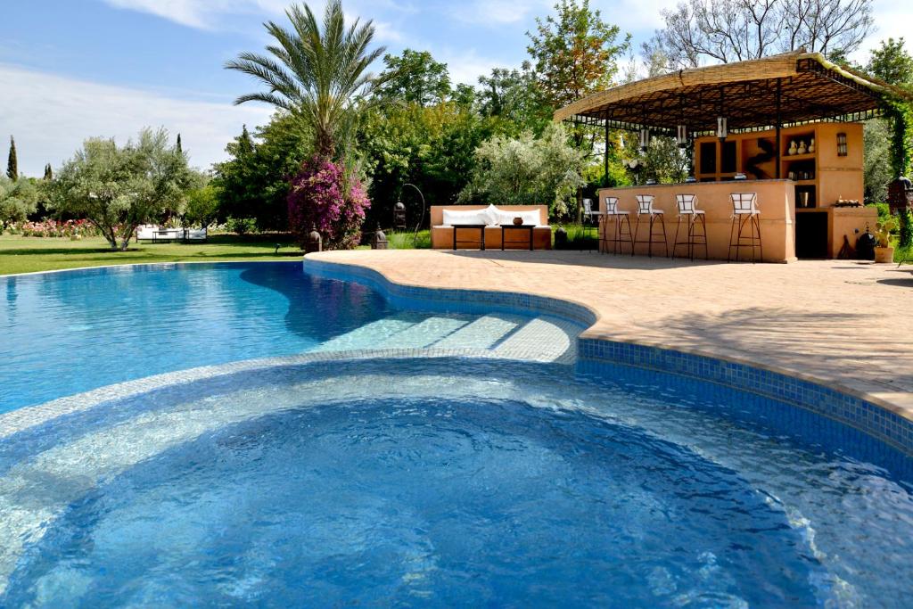 Douar Caïd LayadiVilla Dinari的一座带房子的庭院内的游泳池