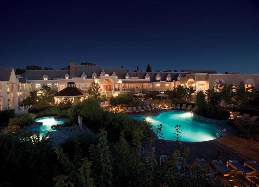 魁北克市博讷恩特酒店的夜间带游泳池的度假村